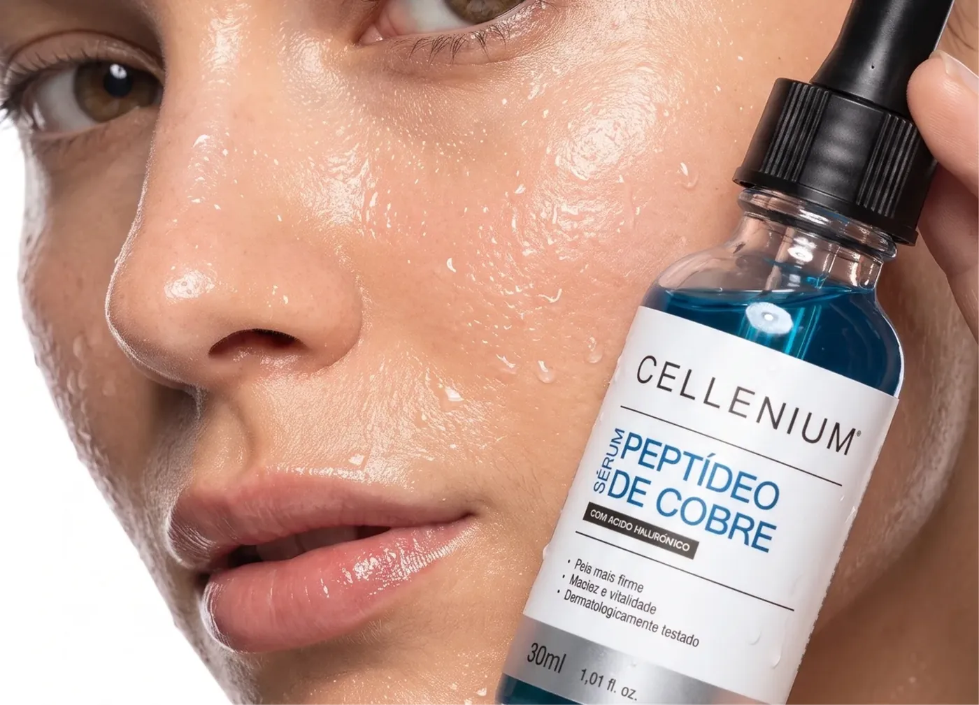 Mulher aplicando o sérum Cellenium